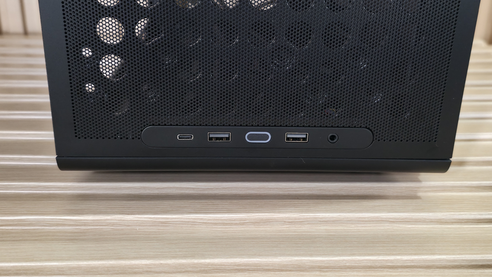 Cooler Master Q300L V3 - IO Panel