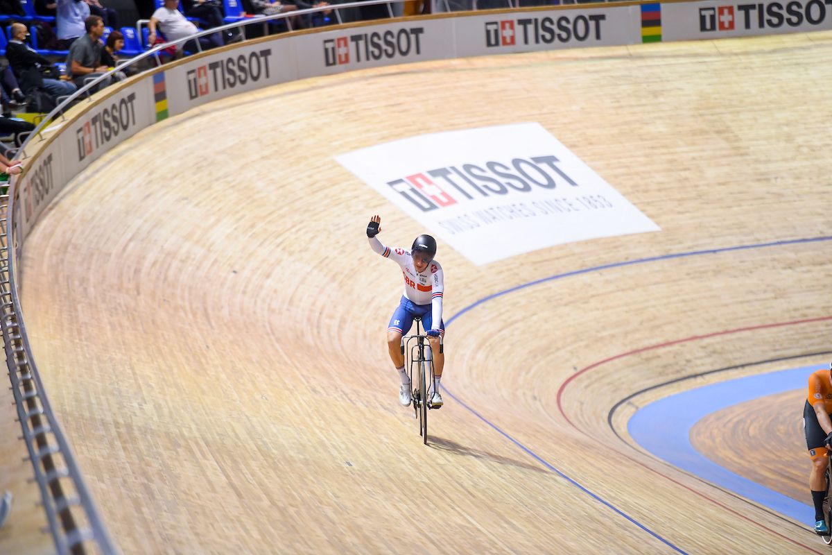 Picture by Simon Wilkinson/SWpix.com - 23/10/2021 - Cycling - Tissot 2021 UCI Track Cycling World Championships - Men's Omnium - Stab Velodrome, Roubaix, France - Great Britain's Ethan Hayter celebrates gold in the men's omnium points race final.