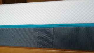 Close up of zip cover and handle on Simba Hybrid Luxe mattress