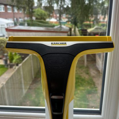 Testing the Karcher WV 6 Plus N window vacuum