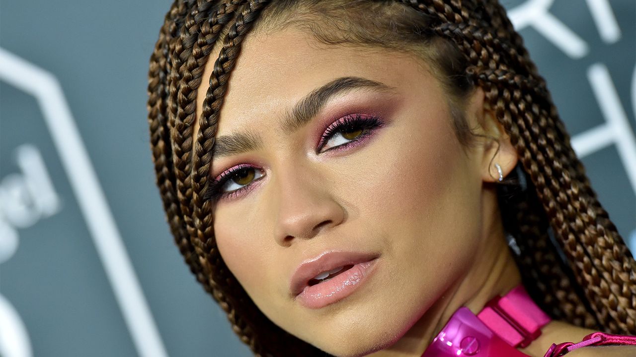 SANTA MONICA, CALIFORNIA - JANUARY 12: Zendaya attends the 25th Annual Critics&#039; Choice Awards at Barker Hangar on January 12, 2020 in Santa Monica, California. (Photo by Axelle/Bauer-Griffin/FilmMagic)