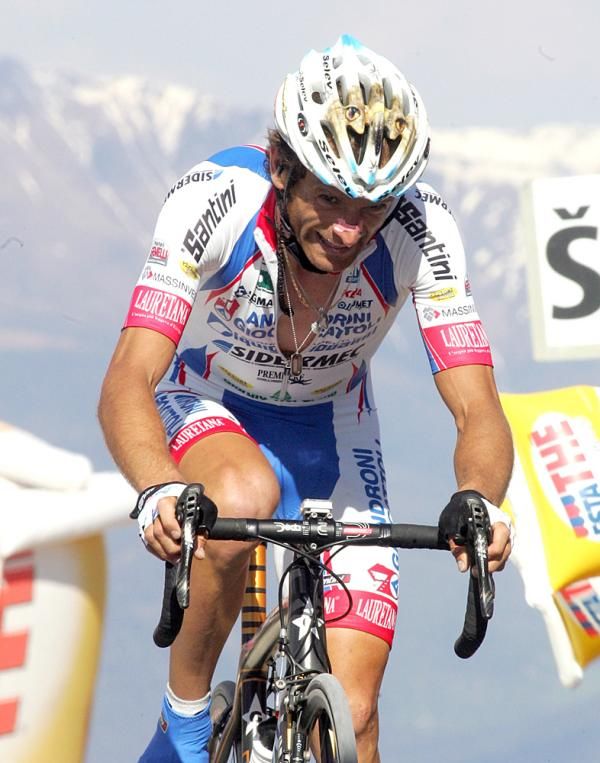 Michele Scarponi (Androni Giocattoli) suffers his way to the top.
