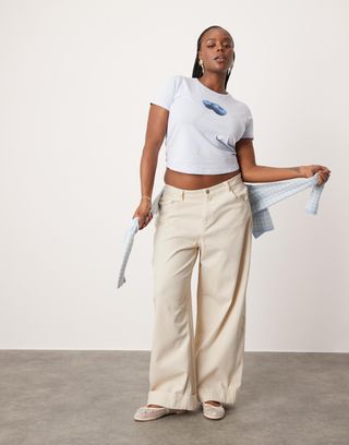 Asos Design Curve – Lockere Jeans mit umgeschlagenen Bündchen in neutralen Farben