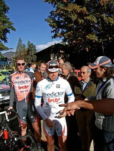 More fans greet new ProTour leader Cadel Evans (Predictor-Lotto).