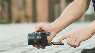 DSLR vs. mirrorless cameras: Size and weight