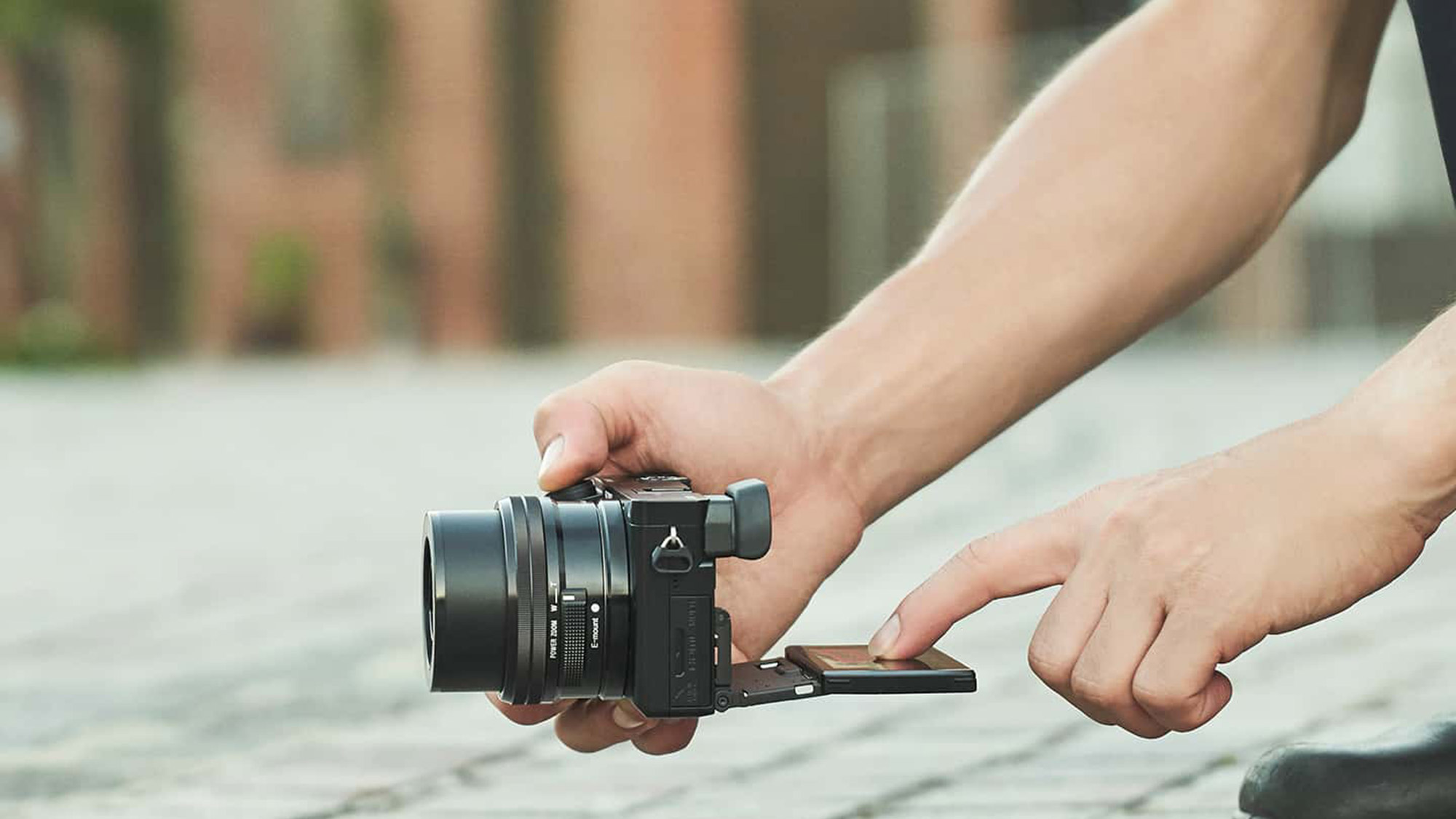 DSLR vs. mirrorless cameras: Size and weight