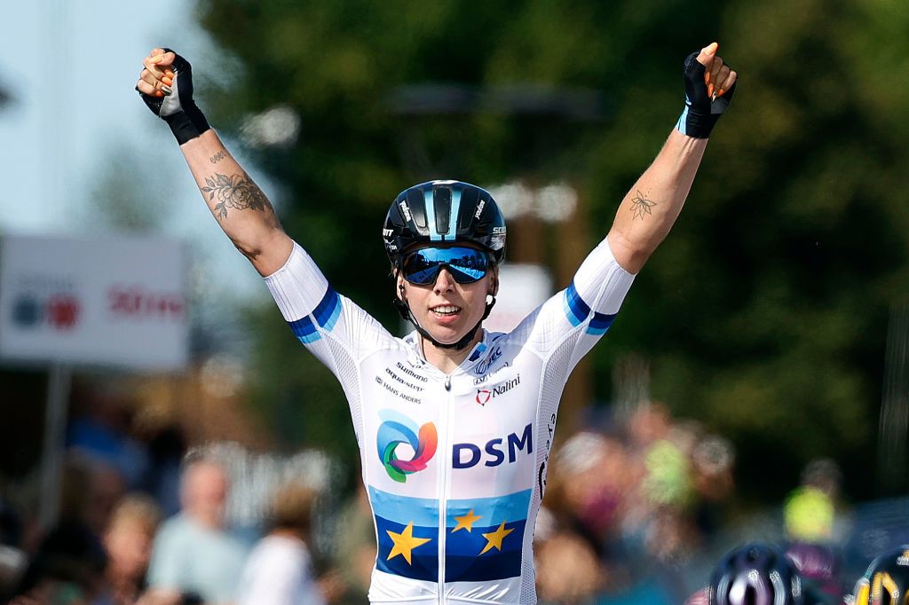 Lorena Wiebes wins stage 1 at Simac Ladies Tour