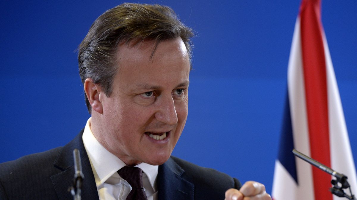 British Prime Minister David Cameron talks to the media at the end of a European Union Summit held at the EU Council building in Brussels on March 20, 2015.AFP PHOTO / THIERRY CHARLIER(Photo 