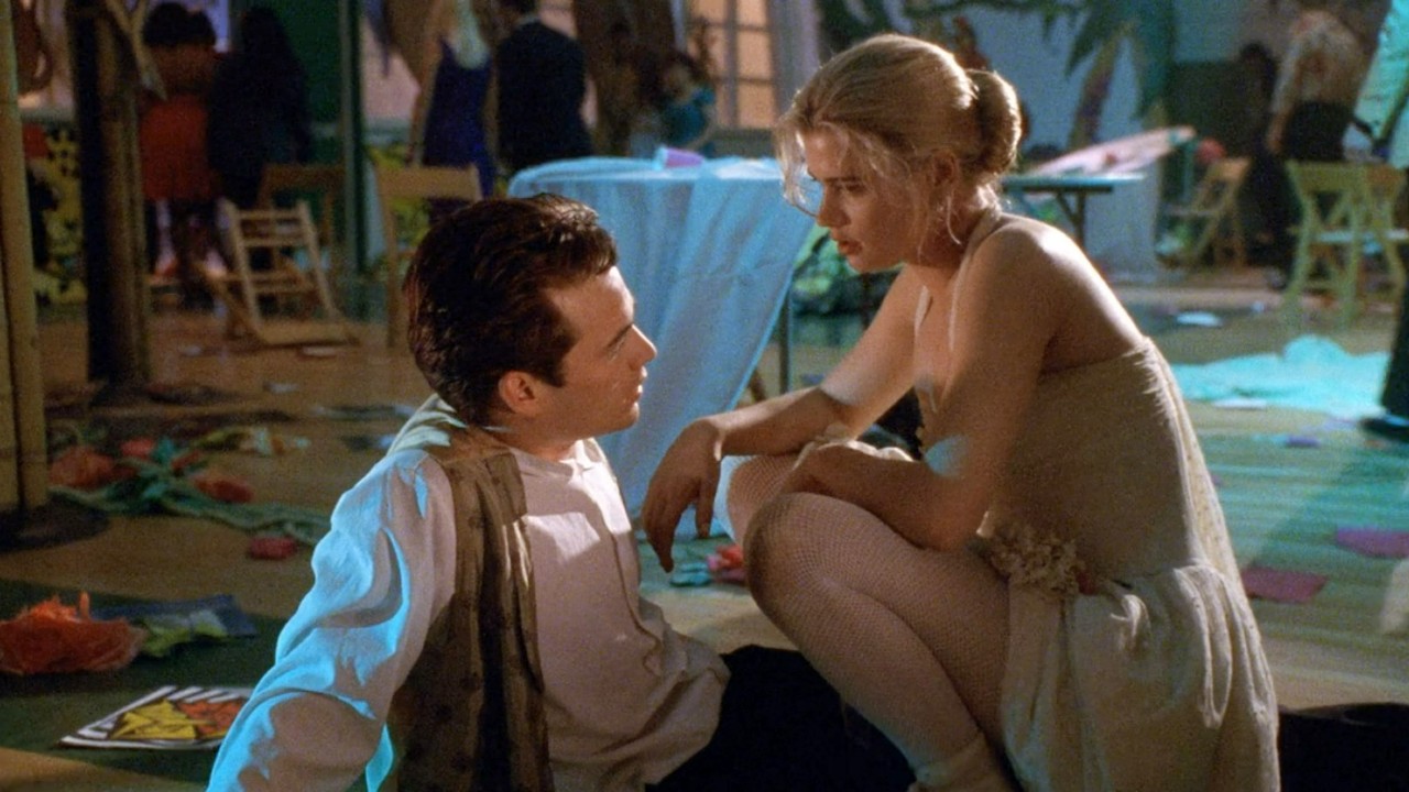 Luke Perry y Kristy Swanson en Buffy, la cazavampiros