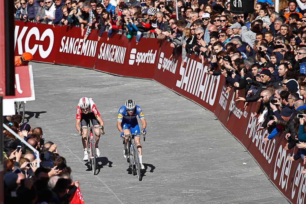 Zdenek Stybar (Deceuninck-QuickStep) amd Tiesj Benoot (Lotto Soudal) finish Strade Bianche