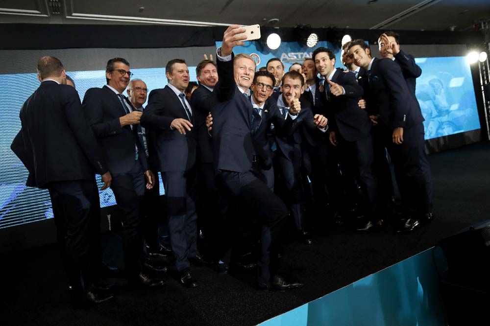 The 2017 Astana team pose for a selfie with team manager Alexander Vinokourov