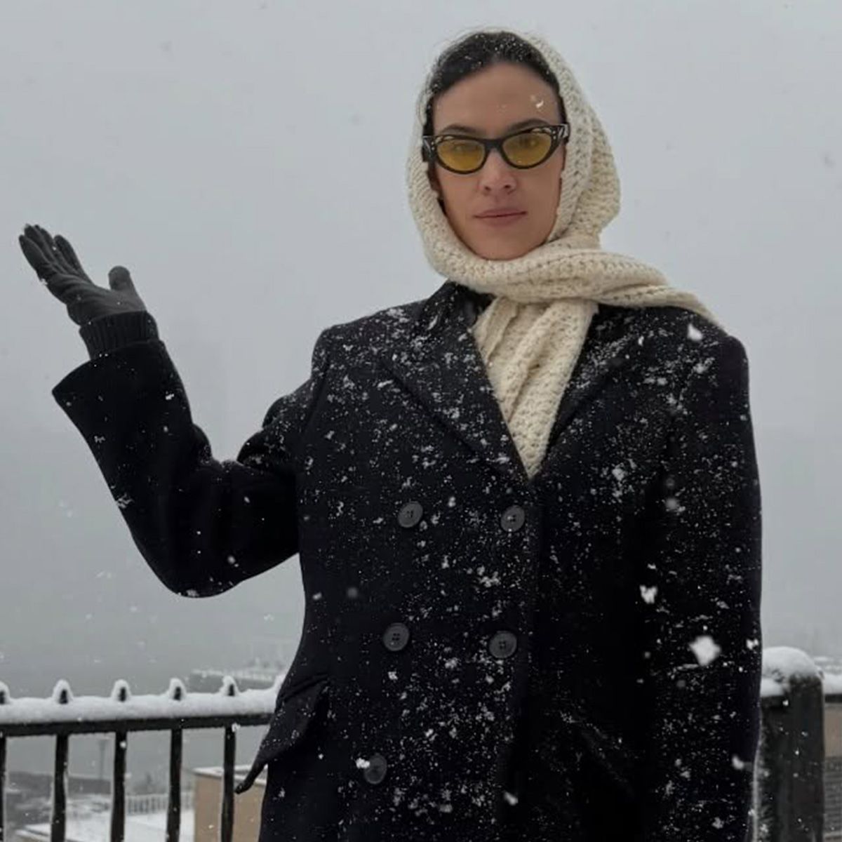 Alexa Chung wearing leather pants in 2025. 