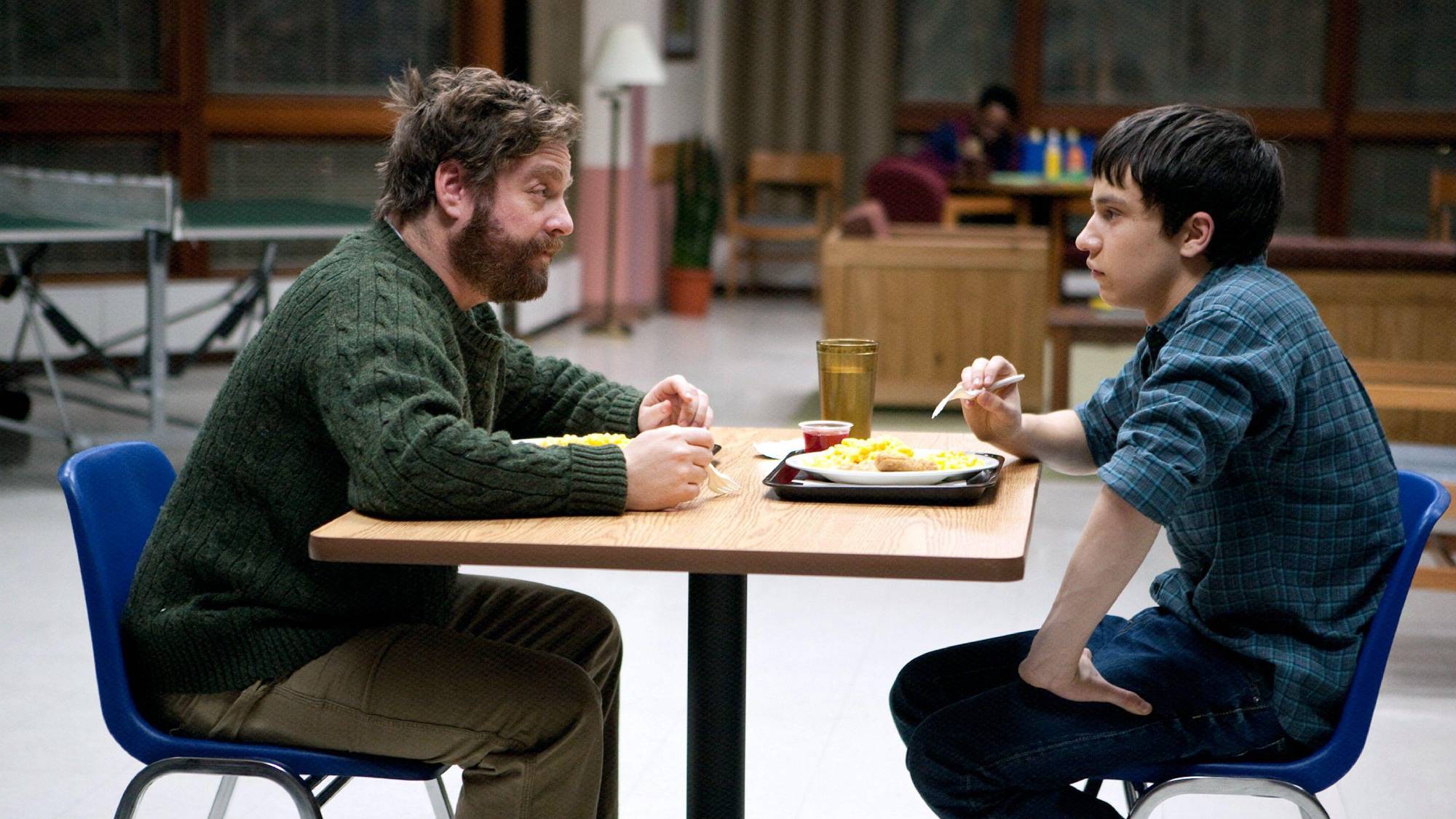 (LR) Zach Galifianakis به عنوان بابی و کیر گیلچریست به عنوان کریگ گیلنر "این یک داستان کوچک خنده دار است"
