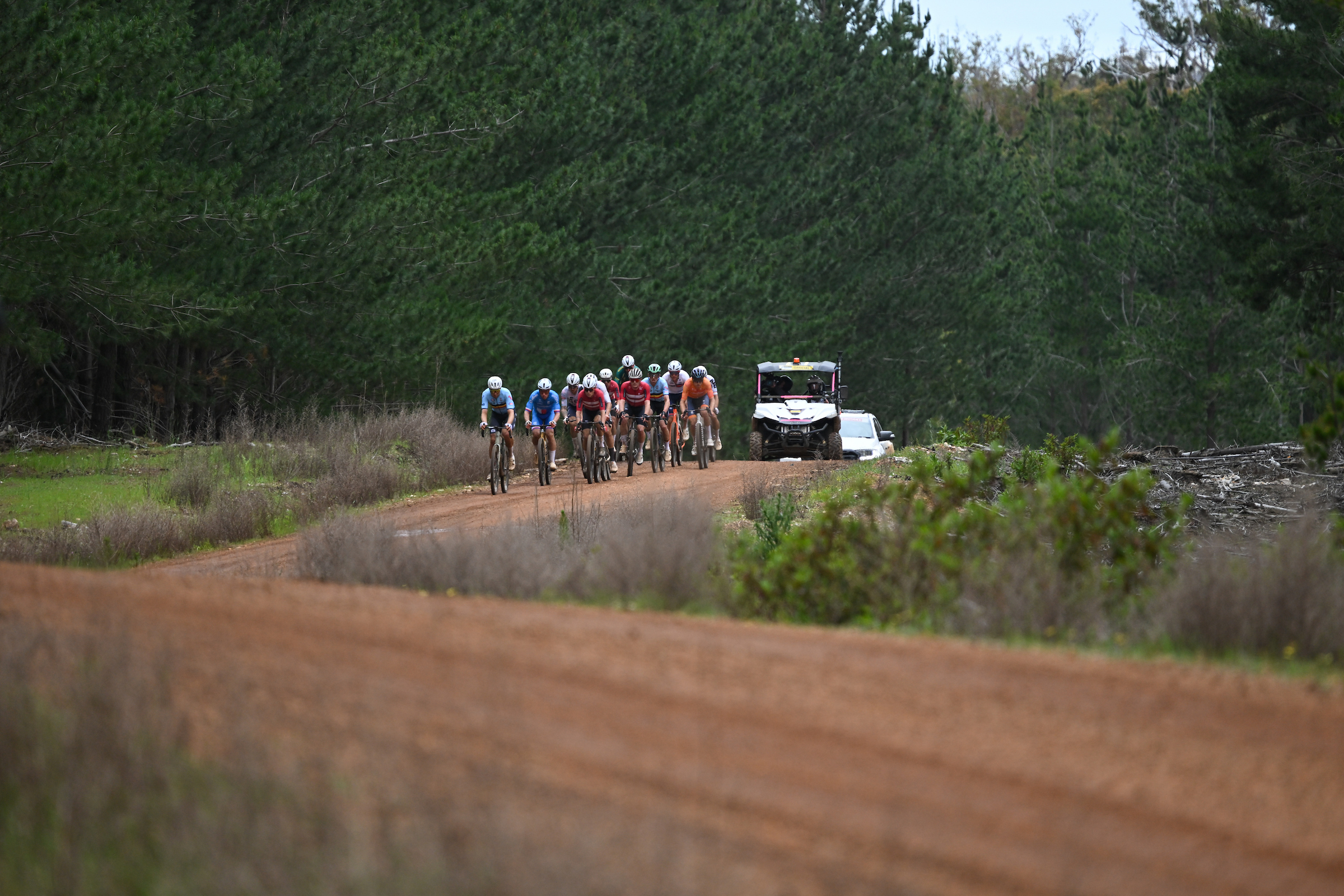 Picture by Zac Williams/SWpix.com - 11/10/2026 - Cycling - 2026 UCI Gravel World Championships - Nannup, Western Australia, Australia - Men&amp;rsquo;s Elite - The chasing group