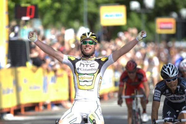 Mark Cavendish (HTC-Columbia) powers to a sprint win on the Amgen Tour of California's opening stage.