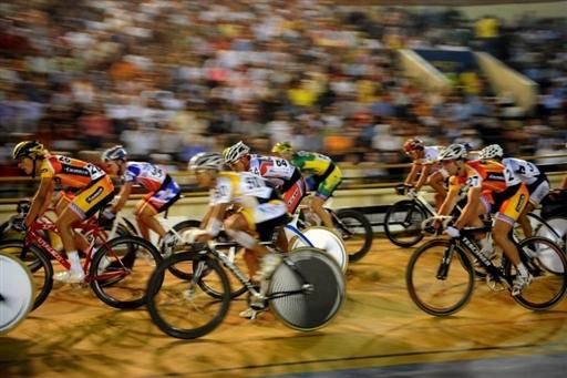 The men in action in the scratch race.