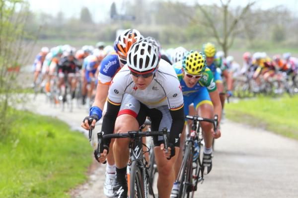 An early move by Ina Yoko Teutenberg (Specialized - lululemon)