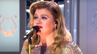 Kelly Clarkson sings on her Christmas special When Christmas Comes Around.