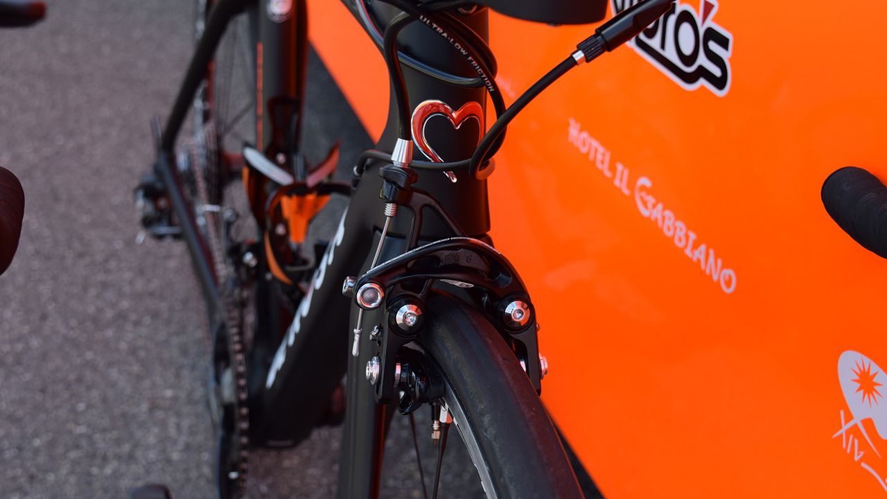 The 28mm tubeless tyres are a close fit even with the direct mount Campagnolo brakes