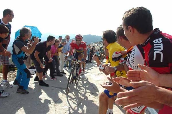 Alberto Contador (Saxo Bank-Tinkoff Bank) grinds towards the finish at Bola del Mundo.