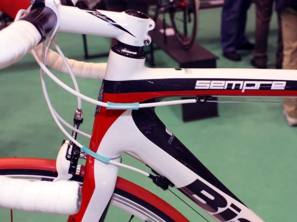 The Sempre uses a conventional non-tapered, integrated head tube.