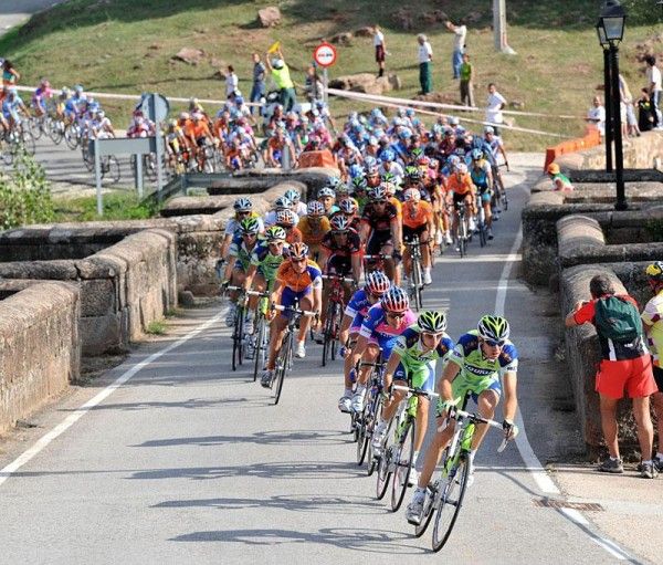 Liquigas leads the chase.