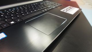 Il touchpad restituisce al tatto una sensazione di plastica economica.