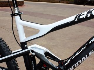 Cannondale says its 'Clashnikov' top tube design offers better seat tube support than a single top tube.