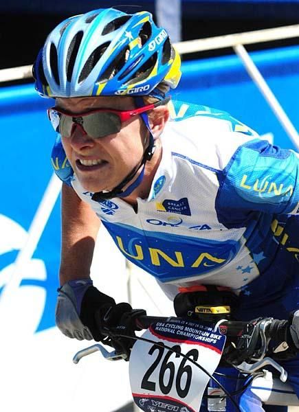 Chloe Forsman (Luna Women's MTB) sprints to the line and finishes second.