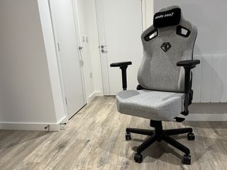 Игровое кресло AndaSeat Kaiser 3 пепельно-серого цвета, полностью собранное в специальном испытательном центре игровых кресел T3
