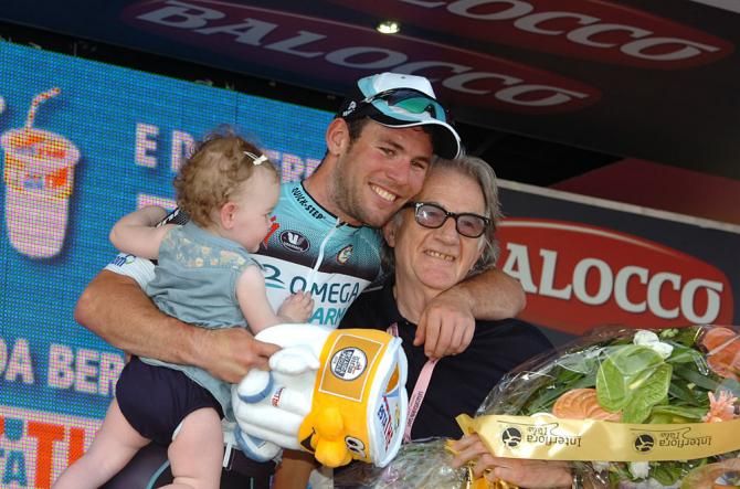 Mark Cavendish and his daughter with Paul Smith on the podium