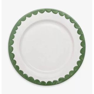 table decor - dinner plate with scalloped detail around the rim