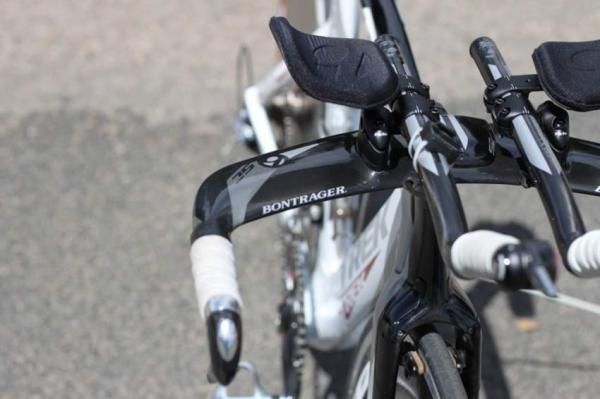 The base bar's airfoil shape has a ratio of 1:5.5 by our measurement, thus illegal for UCI ProTour events.