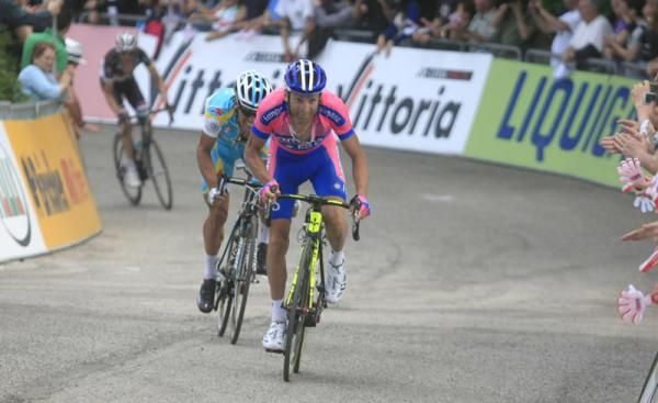 Michele Scarponi (Lampre - ISD) leads Paolo Tiralongo (Astana)