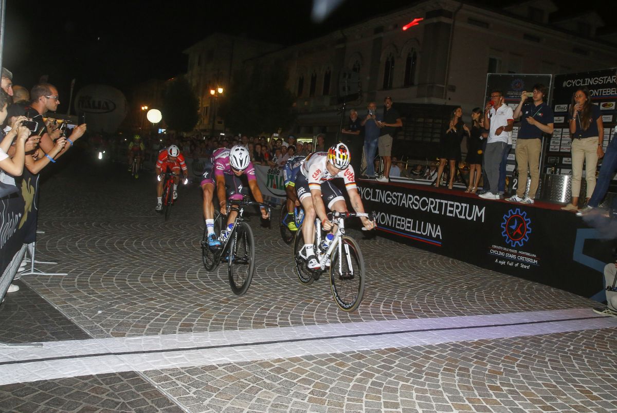 Andre Greipel edges out Fernando Gaviria