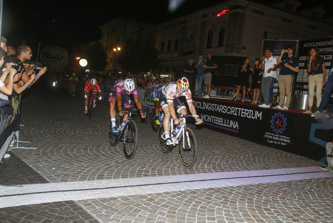 Andre Greipel edges out Fernando Gaviria