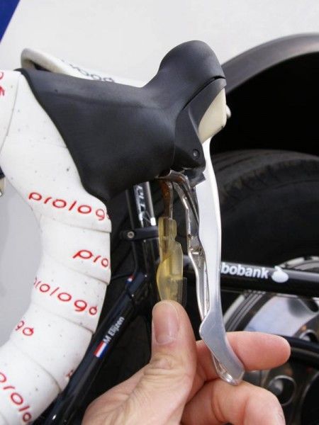 &hellip;but Shimano has clearly retained the standard twin pivoting levers for the new Dura-Ace 7900 Dual Control levers.