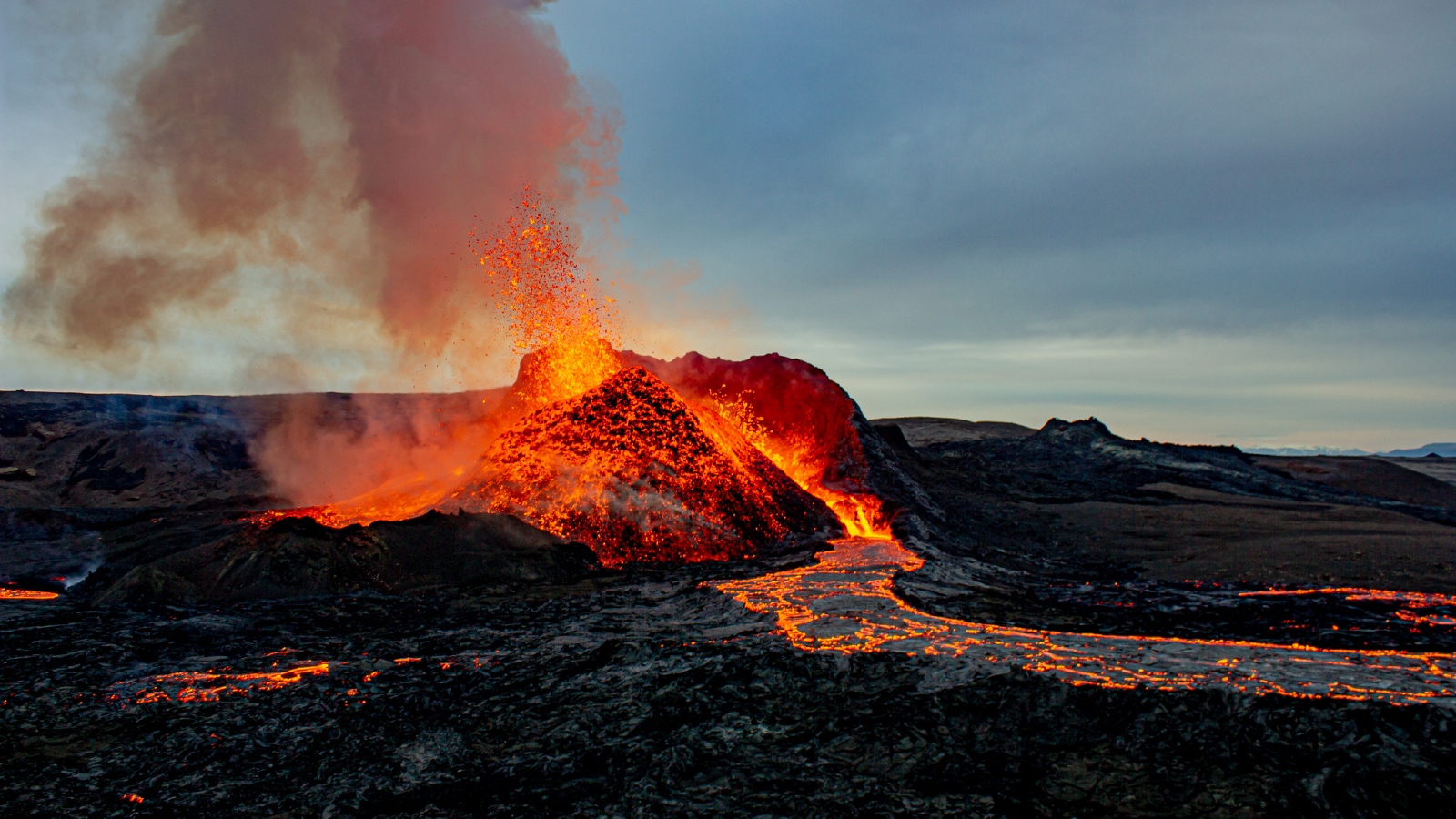 Почему в исландии большое количество вулканов. Исландия вулканы. Рейкьянес вулкан. Извержение вулкана в Исландии. Исландия большой вулкан.