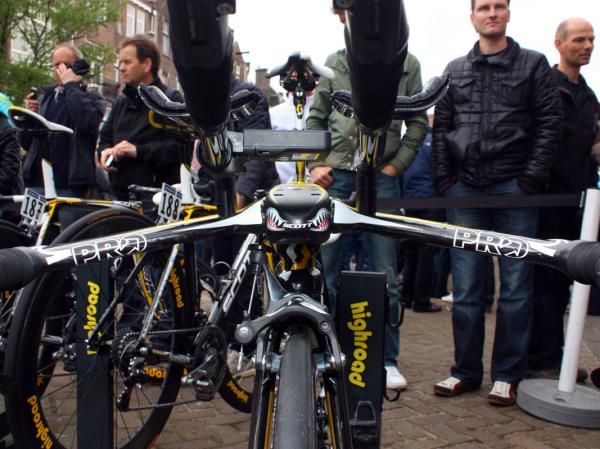 Crowds gather around the menacing front end of Marco Pinotti's (HTC-Columbia) Scott Plasma 3.