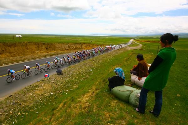The peloton heading to the Xiangpi Moutain