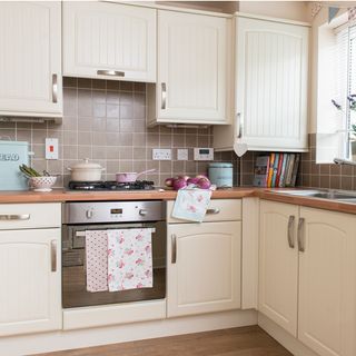 kitchen withy cabinet and wooden flooring
