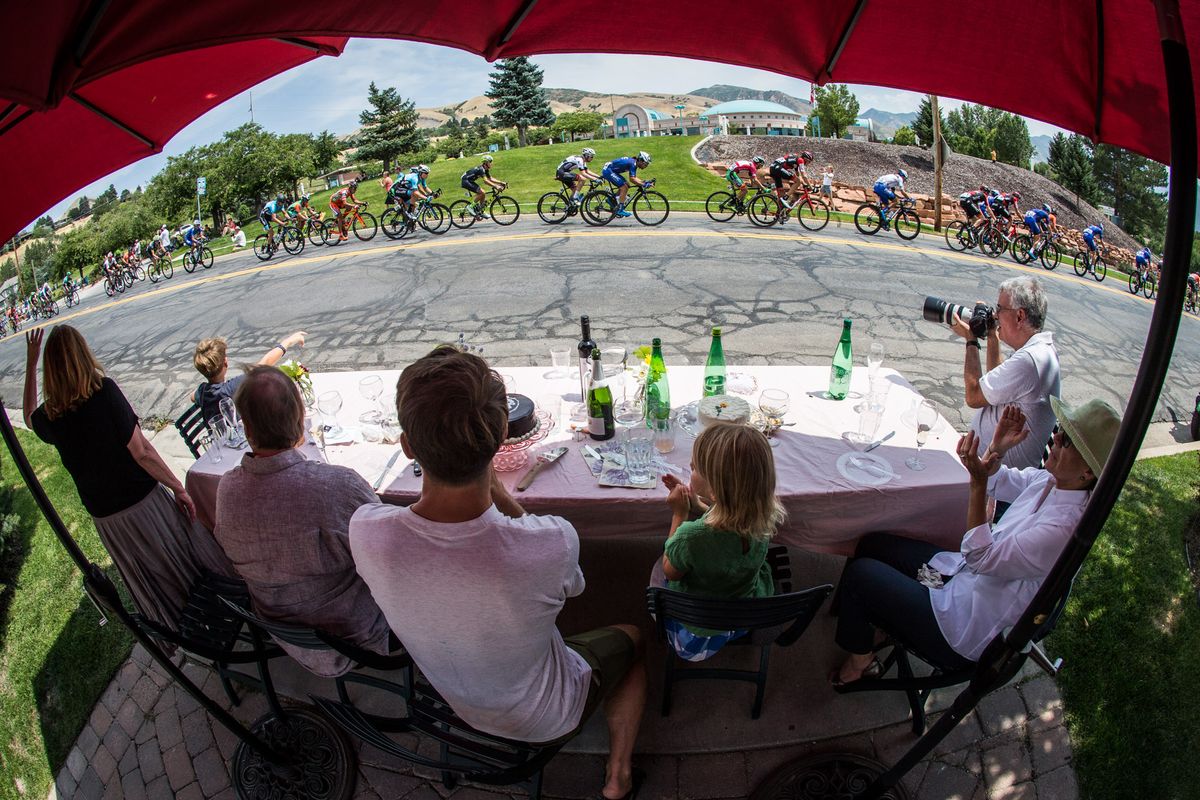 A very relaxed way to the watch the race