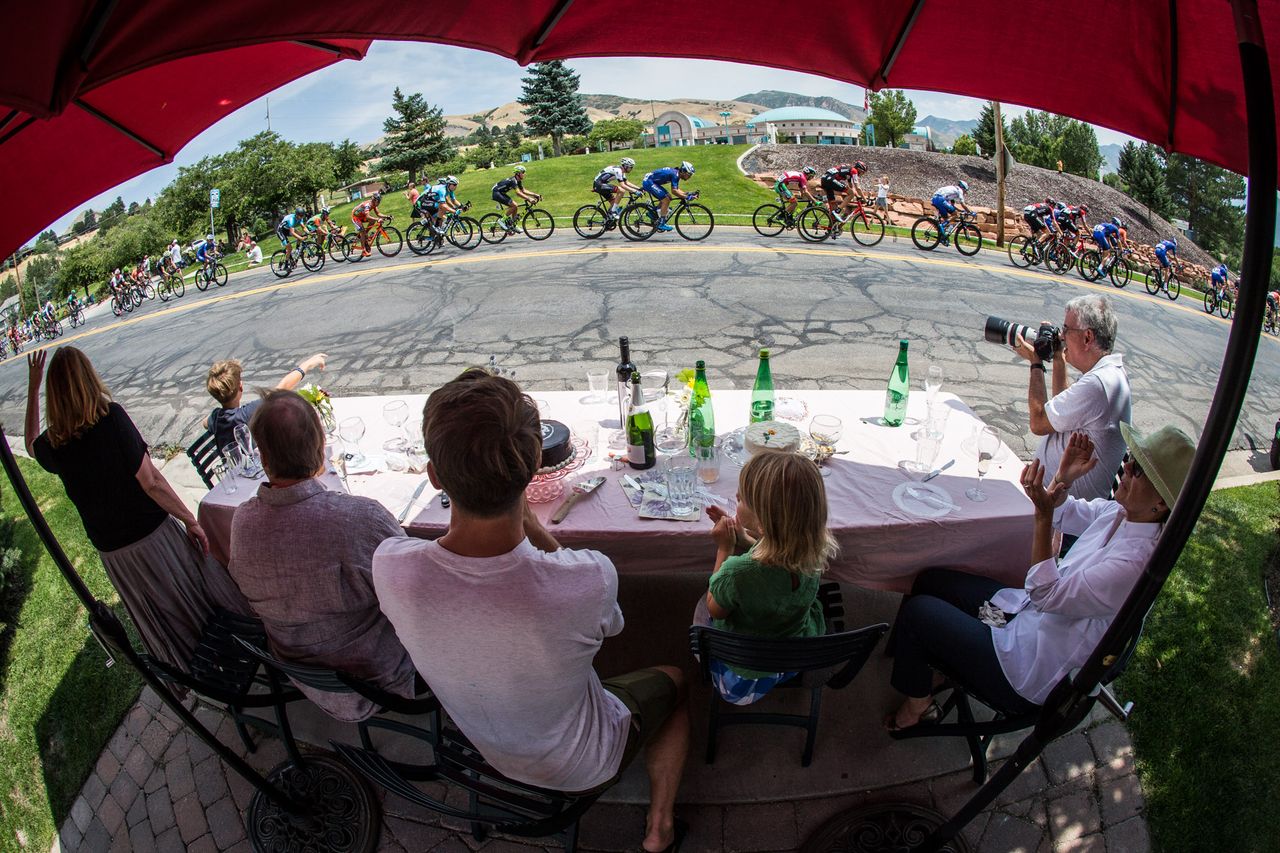 A very relaxed way to the watch the race