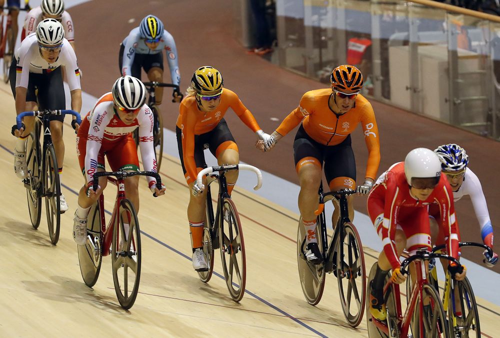 Amy Pieters and Kirsten Wild compete in the Madison