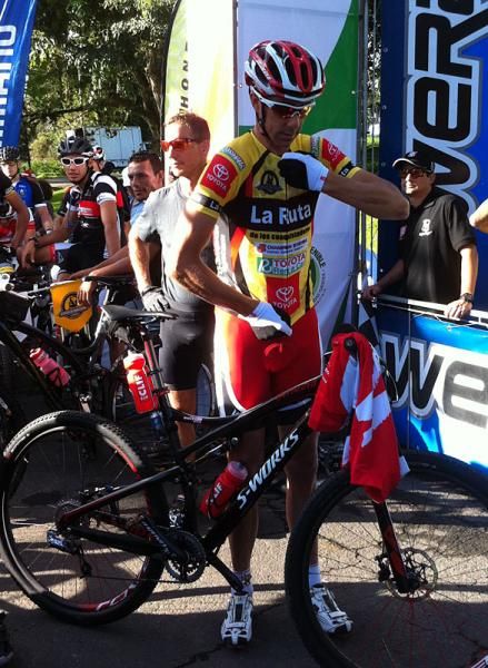 Todd Wells (Specialized) dons his leader's jersey before the final stage