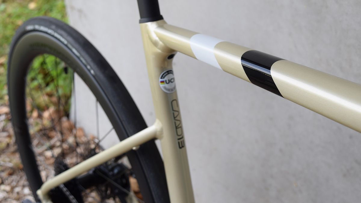 The traditional round tube profiles have been replaced by aerodynamic D shaped tubes