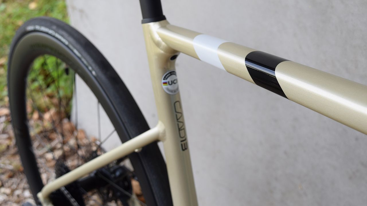 The traditional round tube profiles have been replaced by aerodynamic D shaped tubes