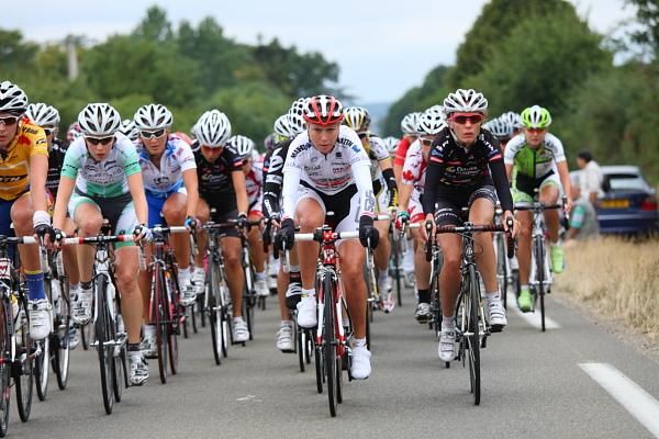 Olga Zabelinskaya (Safi-Pasta Zara) and Martine Bras (Gauss Rdz Ormu) in the bunch.