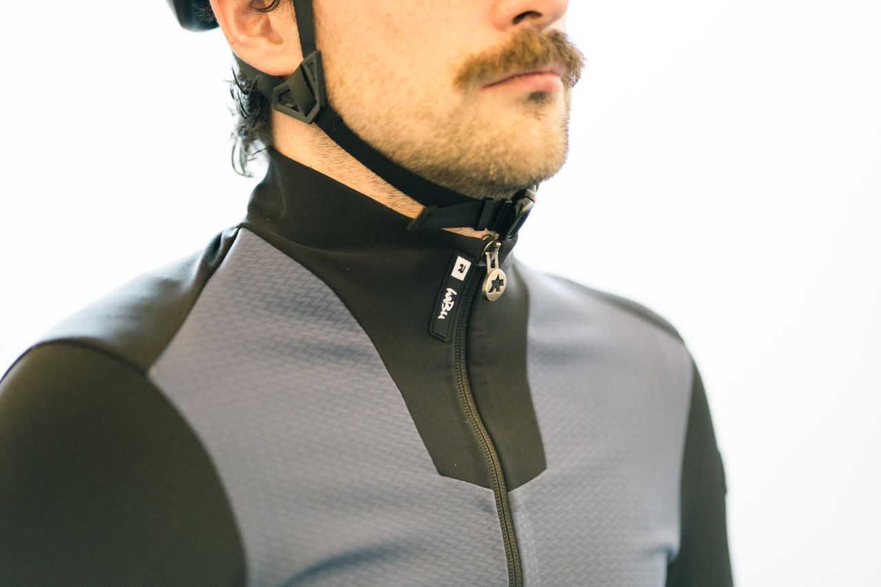 A close up of the collar of a blue and black cycling jacket