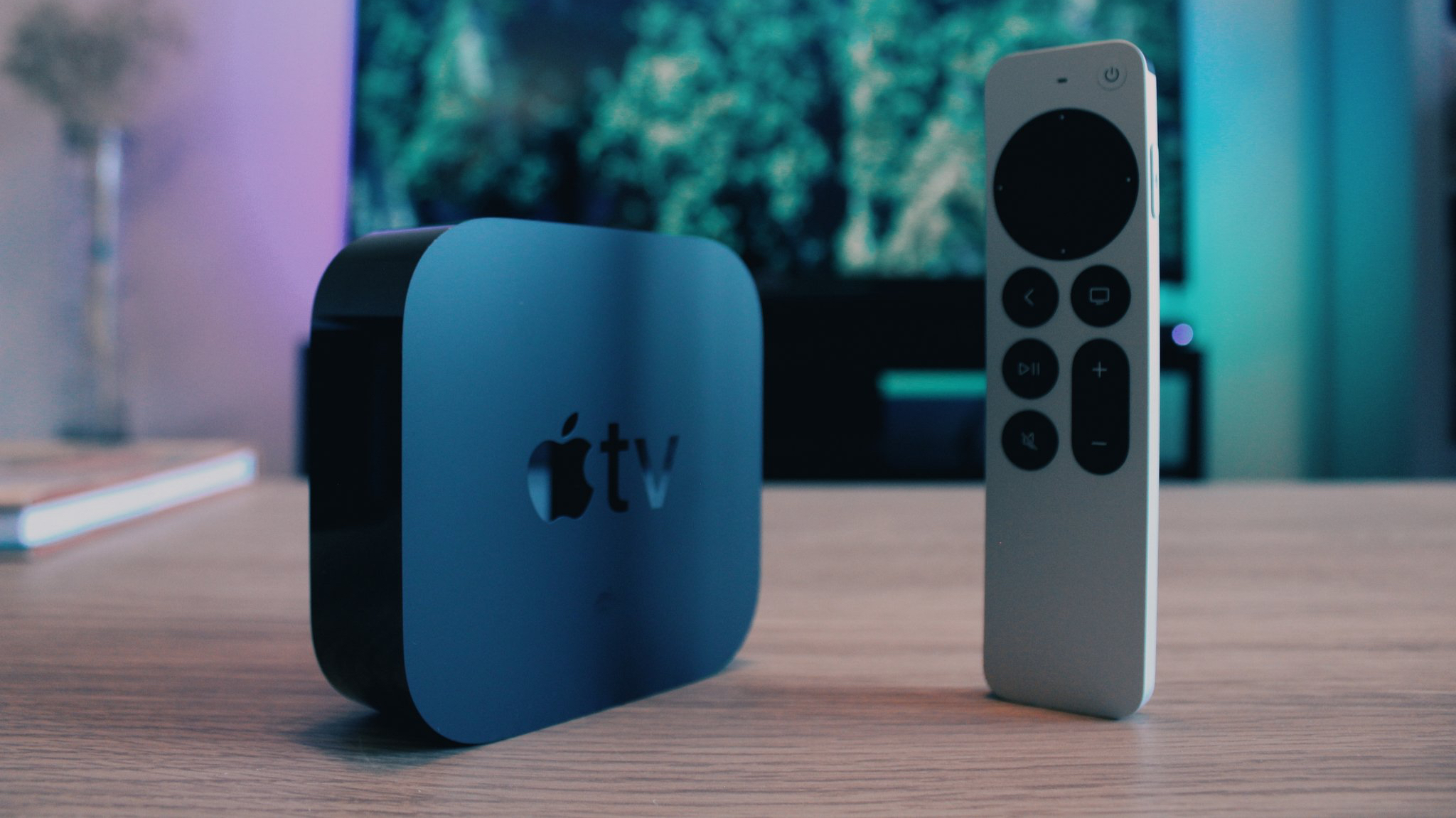 Siri Remote ile masada oturan Apple TV 4K